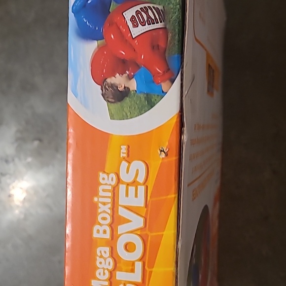 BANZAI MEGA INFLATABLE BOXING GLOVES - Picture 11 of 11